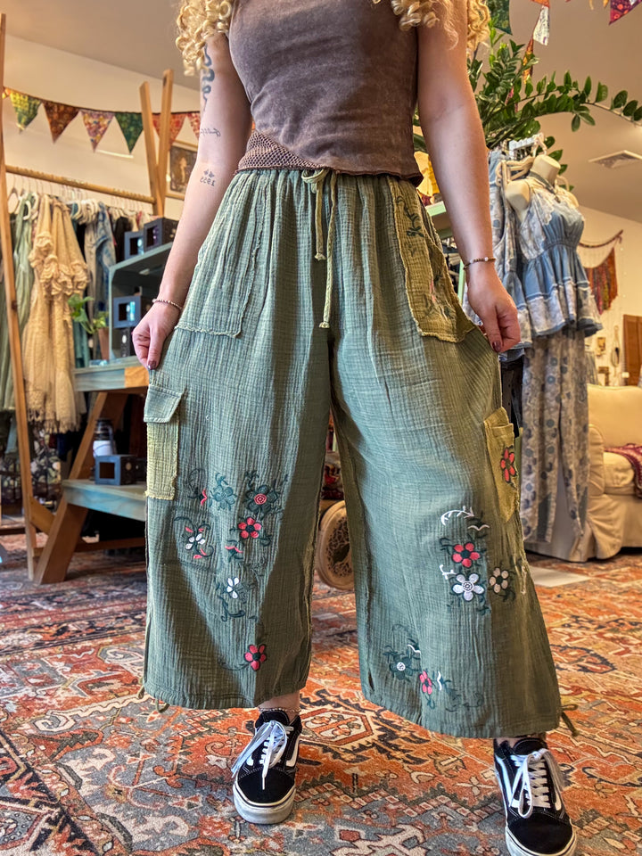 Flower Embroidery Elastic Waist Multi Pocket Pants