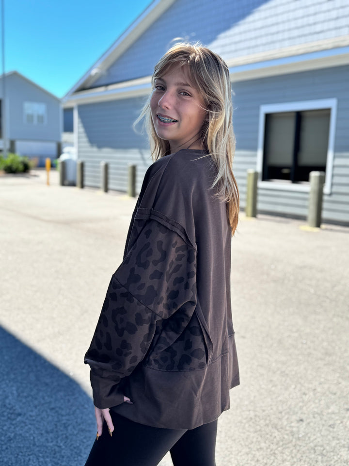Cheetah Sleeved Sweatshirt in Chocolate