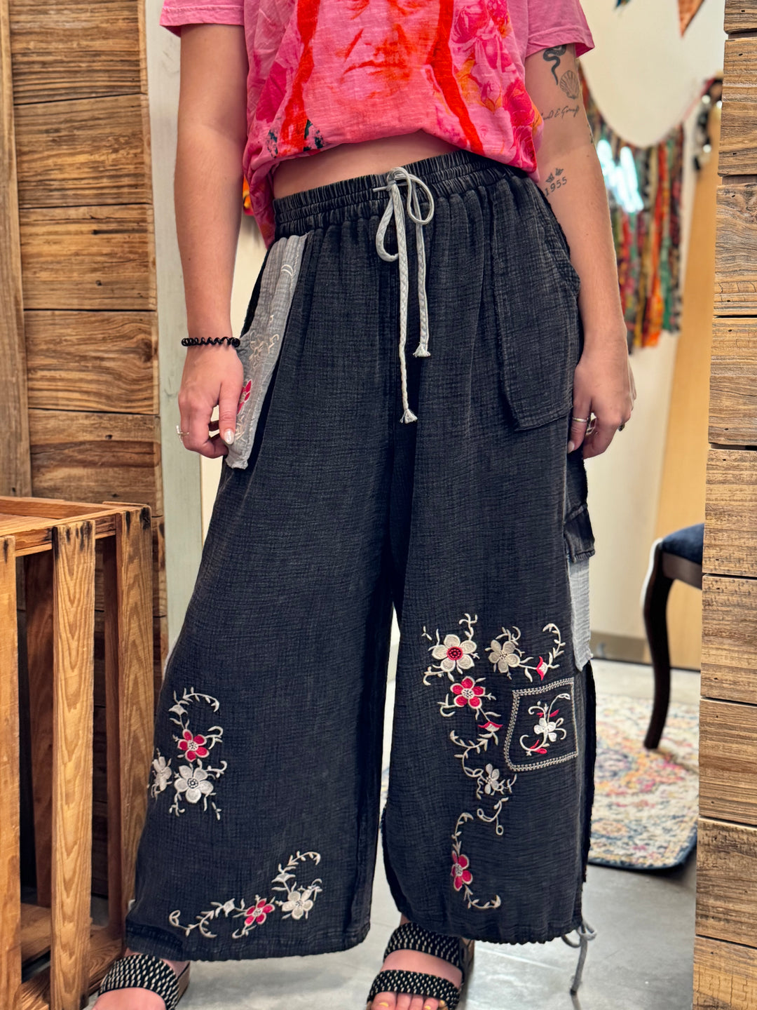 Flower Embroidery Elastic Waist Multi Pocket Pants - Black